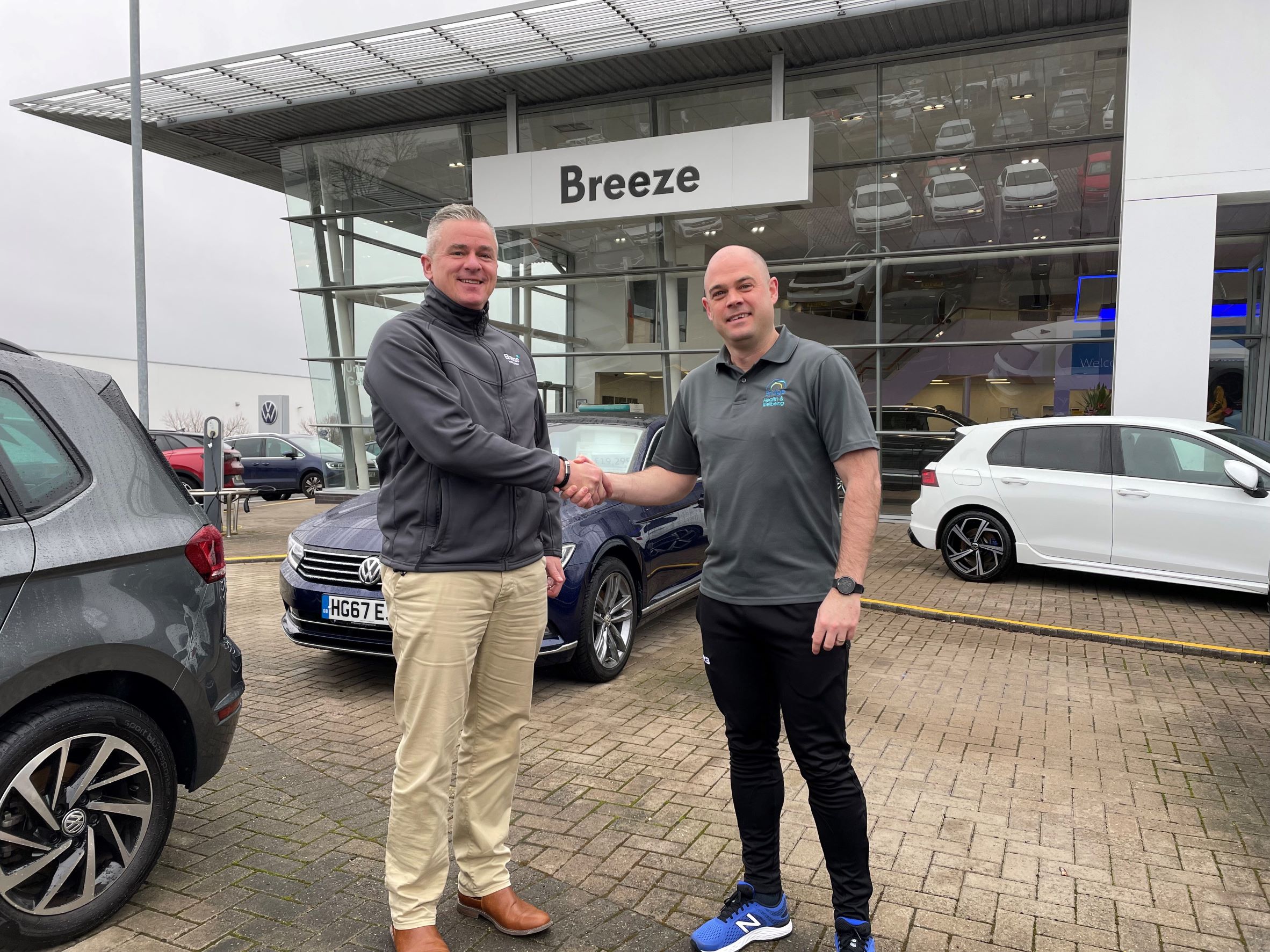 Mark Langford of Breeze Motor Group and Paul OConnell of Bridge Health and Wellbeing shaking hands 2 lr